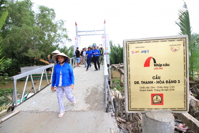khanh thanh cau thep day vang dr thanh tang cho ba con soc trang