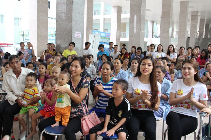 xoa diu noi dau cho cac benh nhi o vien k tan trieu