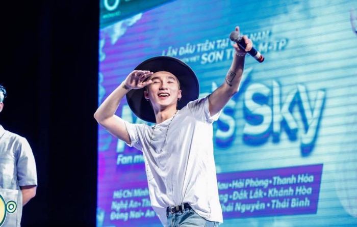 son tung doi non la hat nhac hue trong fan meeting