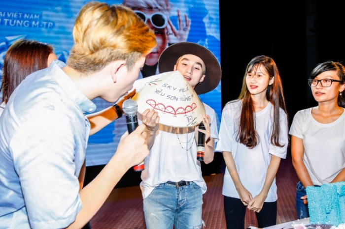 son tung doi non la hat nhac hue trong fan meeting