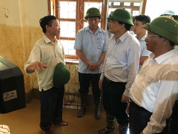 Bộ trưởng Phùng Xuân Nhạ đến với học sinh vùng lũ