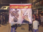 Vì sao lại mang quan tài diễu phố?