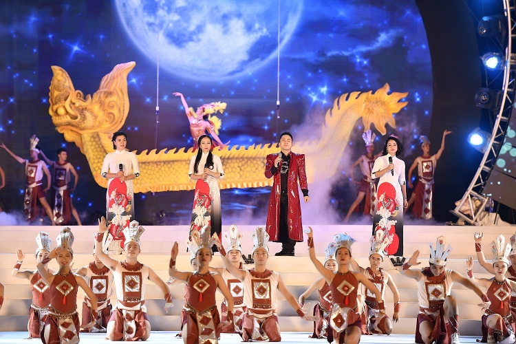 ca si thanh lam khien 33 nghin khan gia lang lai khi hat ve bac ho