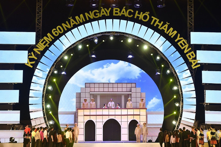 ca si thanh lam khien 33 nghin khan gia lang lai khi hat ve bac ho