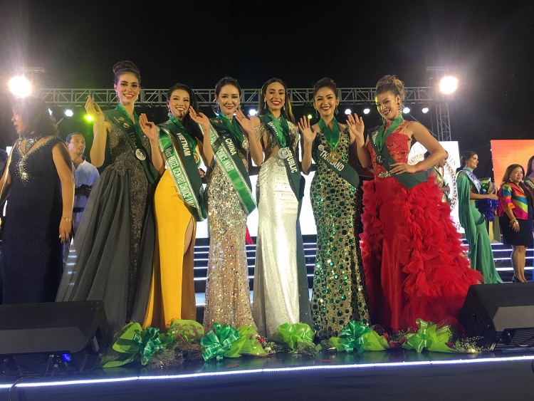 dai dien viet nam nguyen phuong khanh gianh huy chuong vang trang phuc da hoi tai miss earth 2018