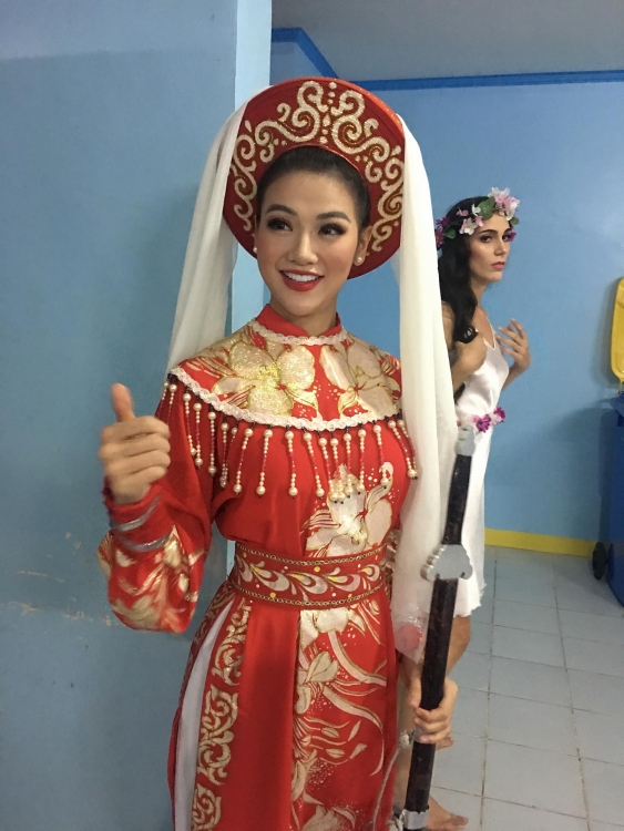 dai dien viet nam nguyen phuong khanh gianh huy chuong vang trang phuc da hoi tai miss earth 2018