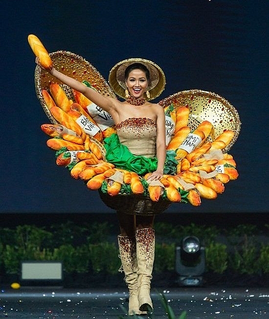 hhen nie tu tin trinh dien banh mi tren san khau hoa hau hoan vu 2018