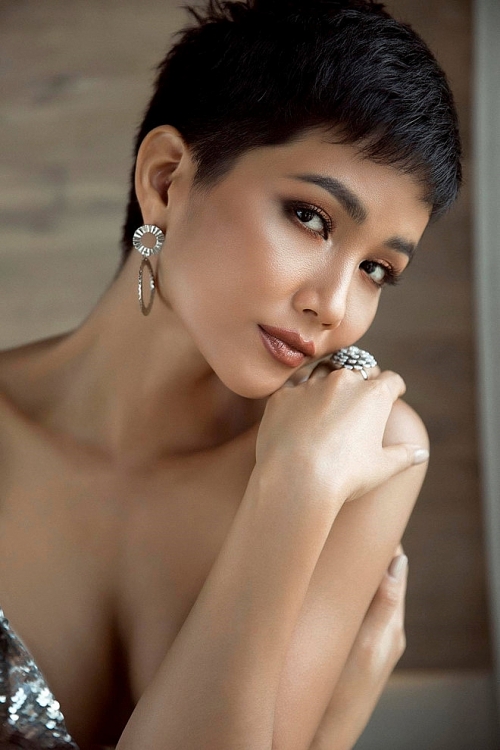hhen nie khoe vong ba nong bong truoc them ban ket miss universe 2018