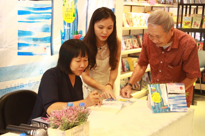 nha van nguyen ngoc tu len sai gon ki tang sach