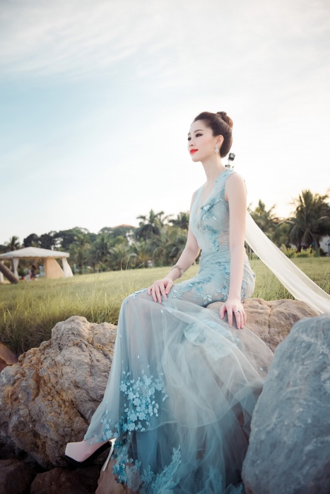 hoa hau dang thu thao hoa nu than truoc bien