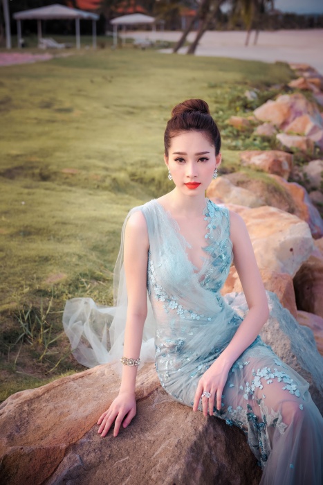 hoa hau dang thu thao hoa nu than truoc bien