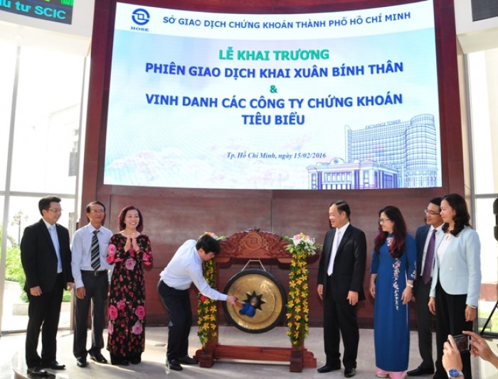 HOSE khai xuân
