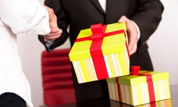 Vì sao không phát hiện được việc tặng quà Tết trái quy định?
