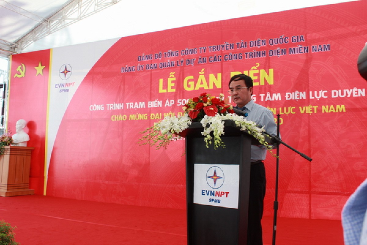 Gắn biển thi đua công trình Trạm 500/220kV Trung tâm Điện lực Duyên hải