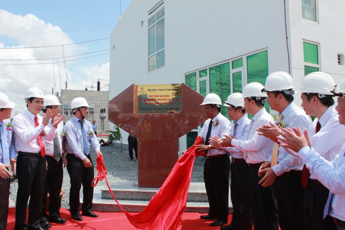 Gắn biển thi đua công trình Trạm 500/220kV Trung tâm Điện lực Duyên hải