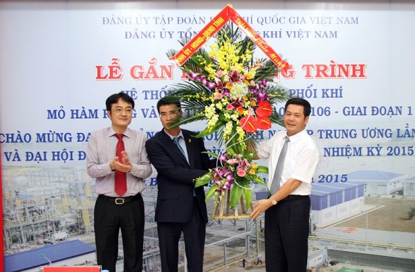 Gắn biển công trình Dự án thu gom, phân phối khí Thái Bình gan bien cong trinh du an thu gom phan phoi khi thai binh