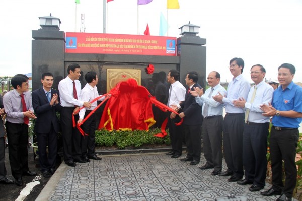 Gắn biển công trình Dự án thu gom, phân phối khí Thái Bình gan bien cong trinh du an thu gom phan phoi khi thai binh