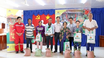 Đạm Cà Mau tặng 120 suất quà Tết cho bà con nghèo ở Cà Mau
