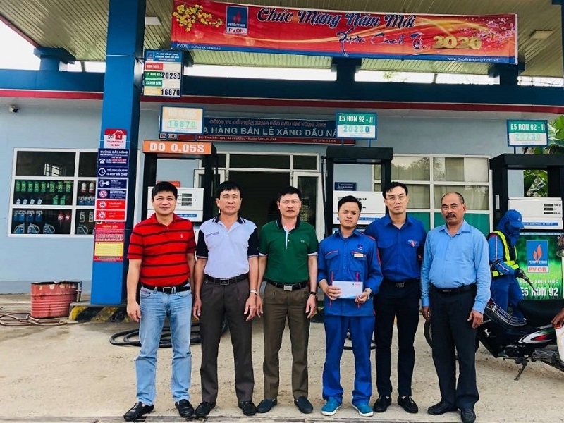 pvoil khen thuong nhan vien dung cam bat cuop trong cay xang