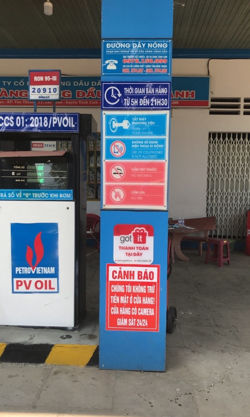 pvoil khen thuong nhan vien dung cam bat cuop trong cay xang