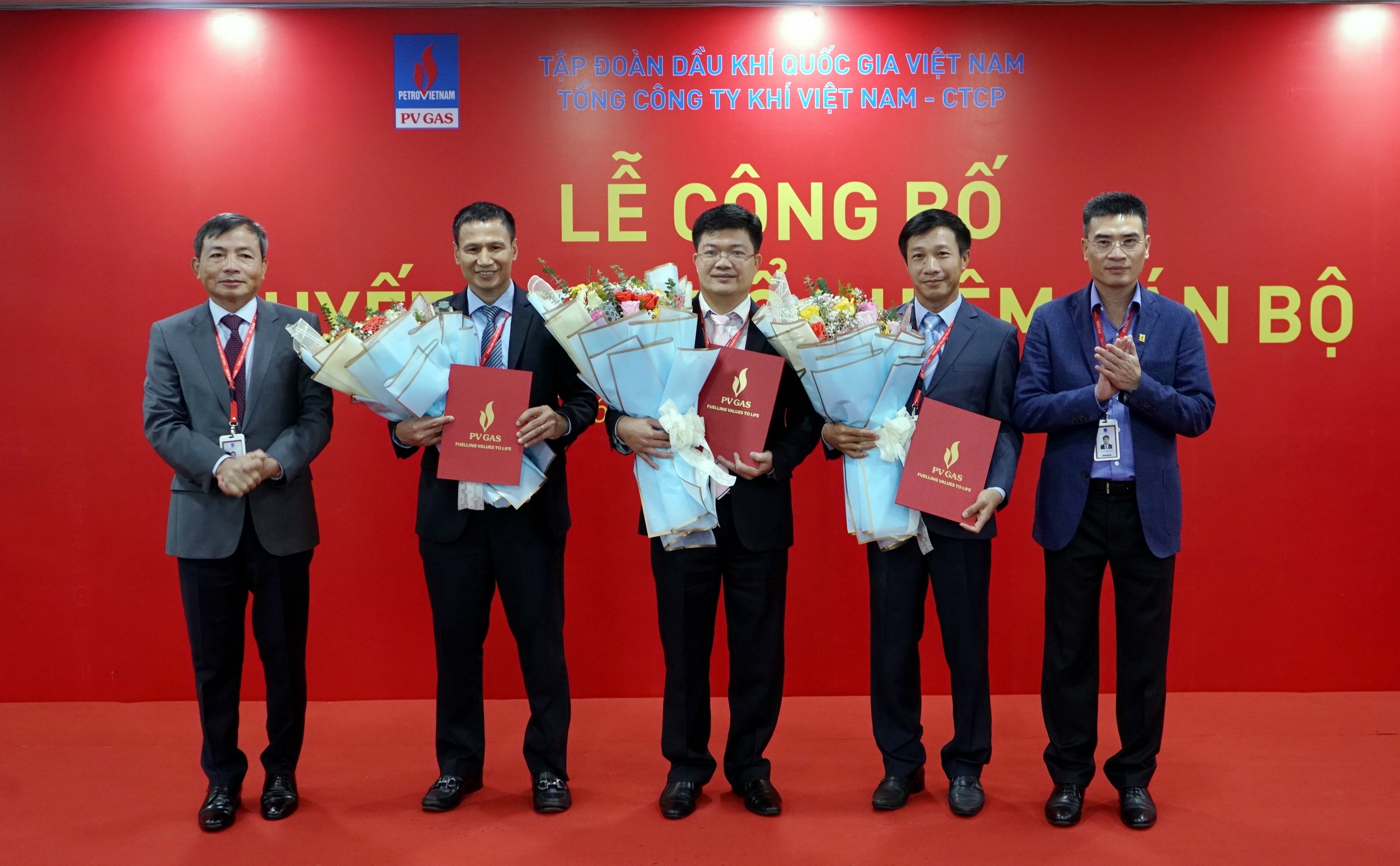 rao quyết định và tặng hoa chúc mừng các cán bộ mới của PV GAS