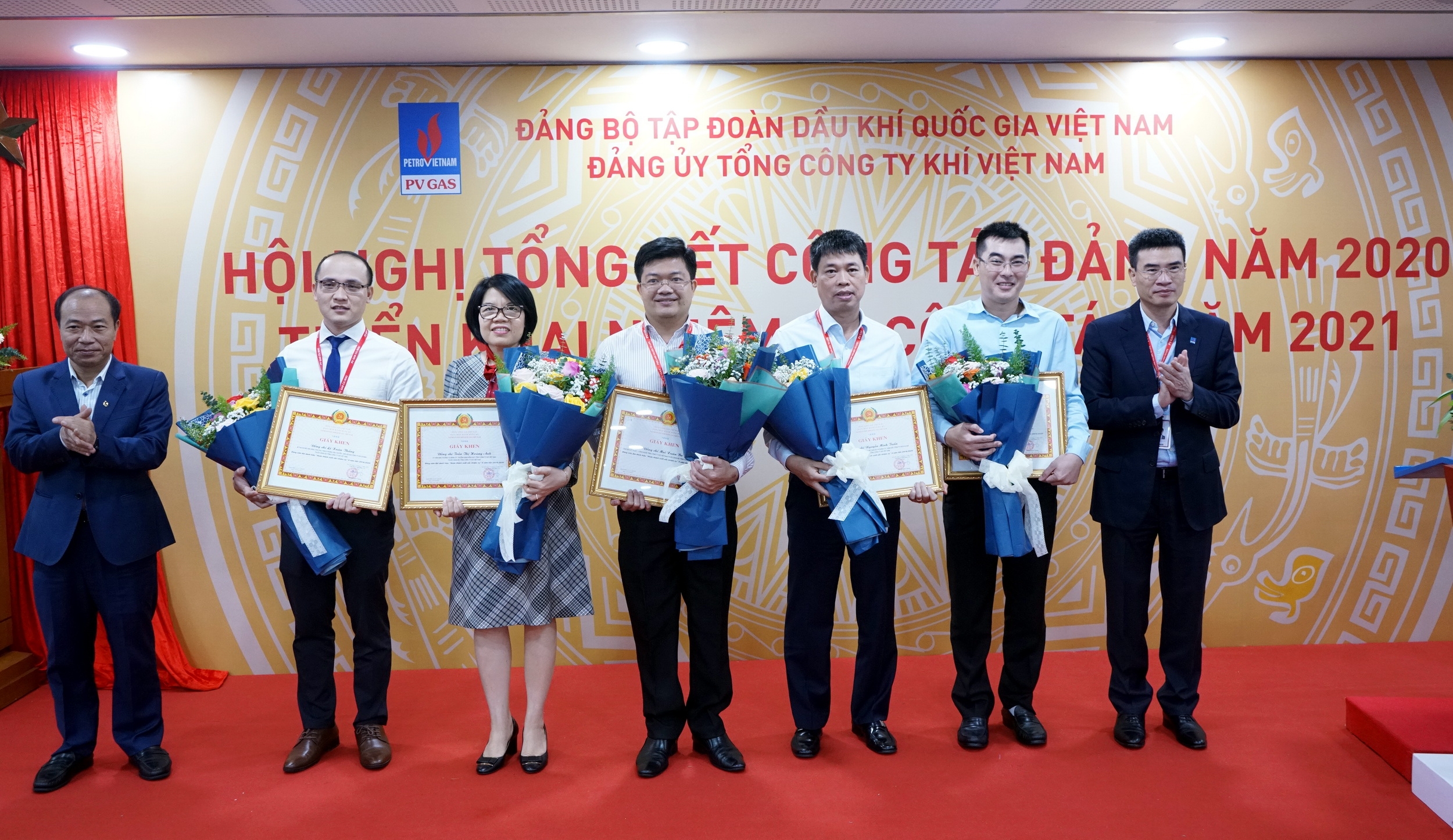 ảng ủy Tập đoàn khen thưởng các đảng viên xuất sắc của PV GAS