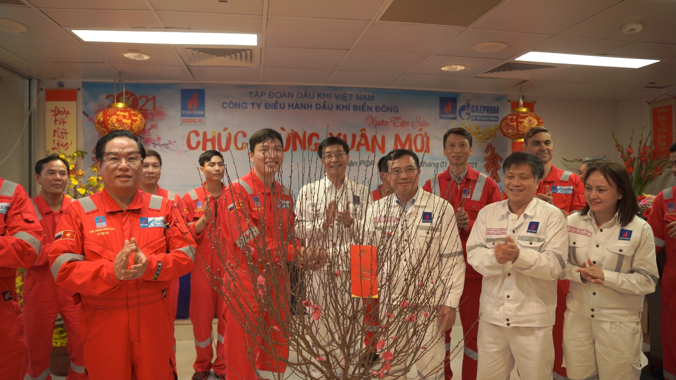 Xuân sớm trên giàn khai thác Hải Thạch - Mộc Tinh Xuân sớm trên giàn khai thác Hải Thạch - Mộc Tinh