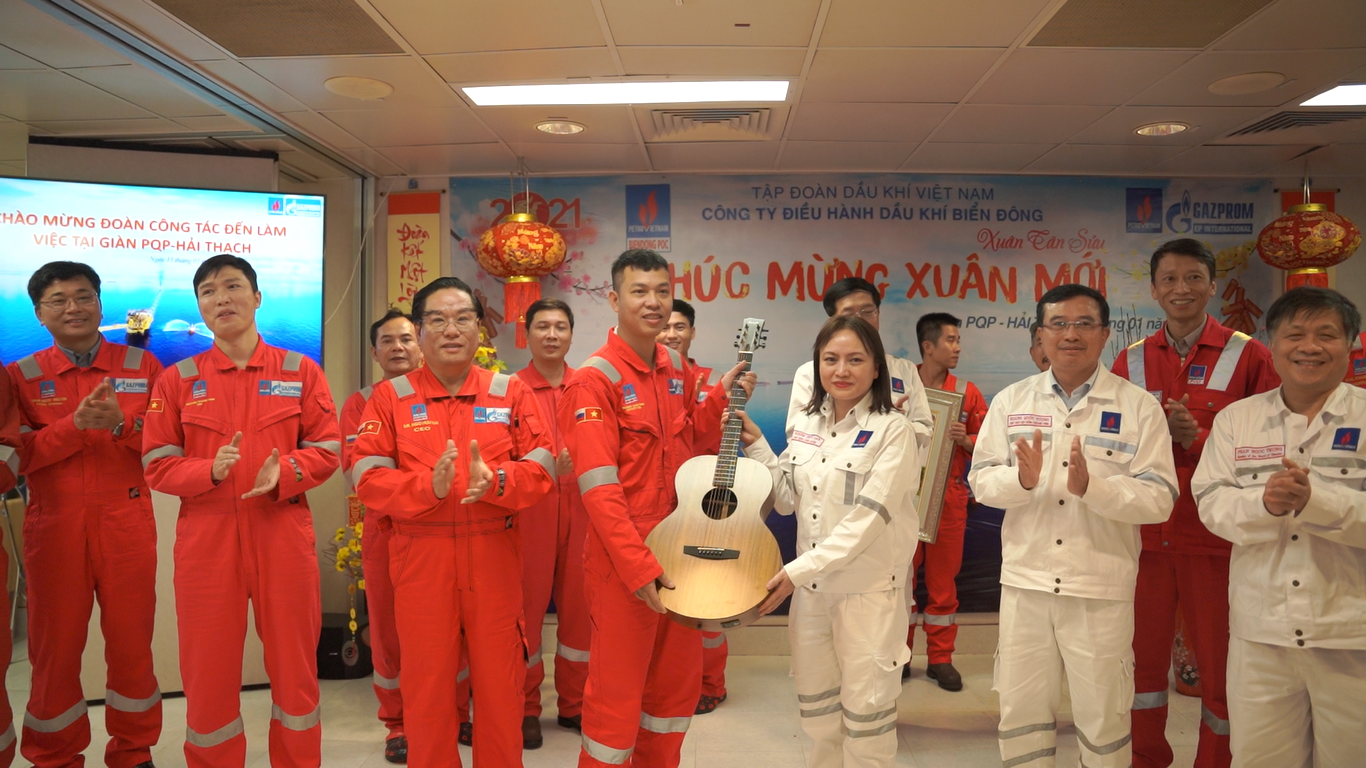 Xuân sớm trên giàn khai thác Hải Thạch - Mộc Tinh Xuân sớm trên giàn khai thác Hải Thạch - Mộc Tinh