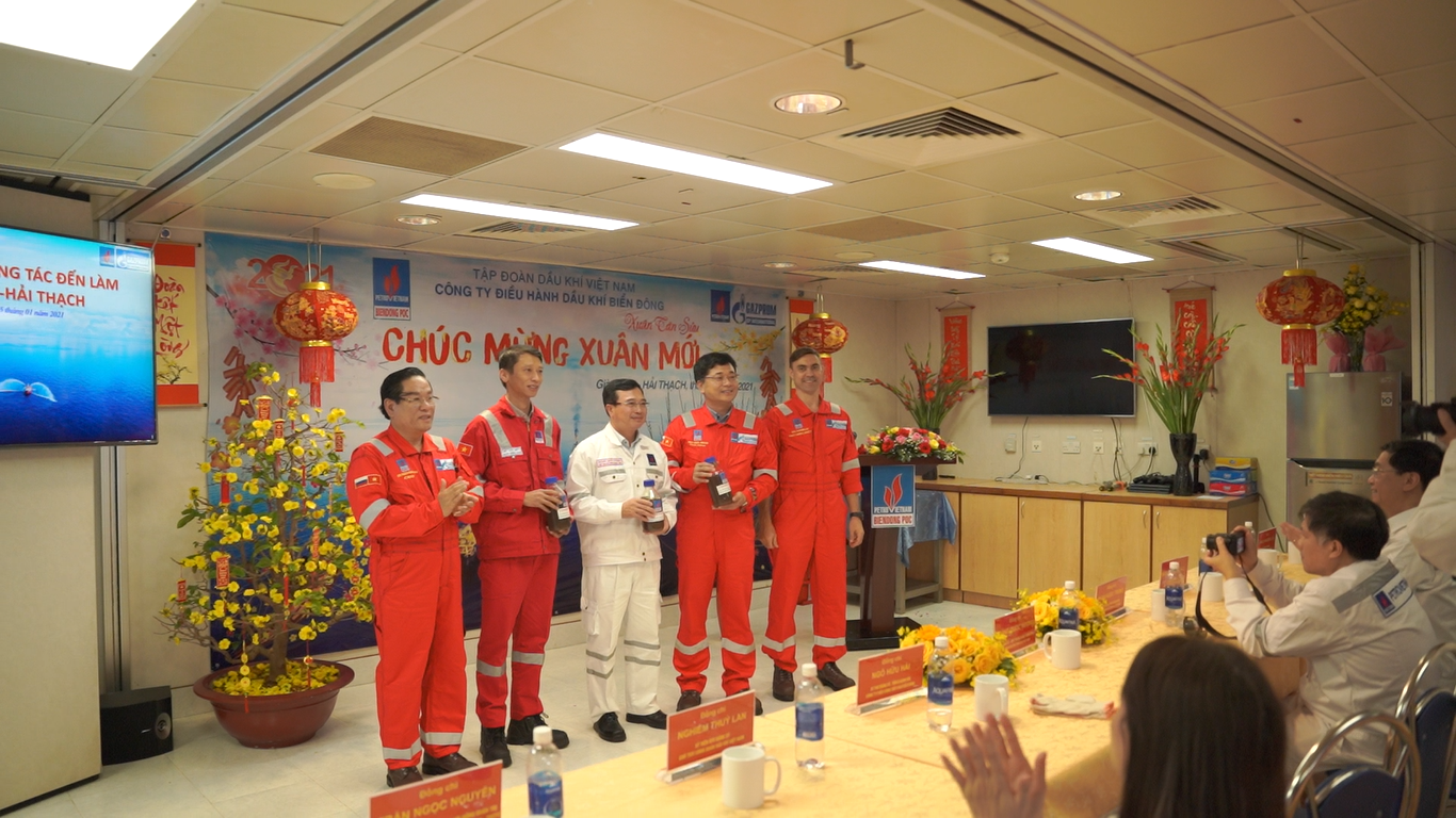 Xuân sớm trên giàn khai thác Hải Thạch - Mộc Tinh Xuân sớm trên giàn khai thác Hải Thạch - Mộc Tinh