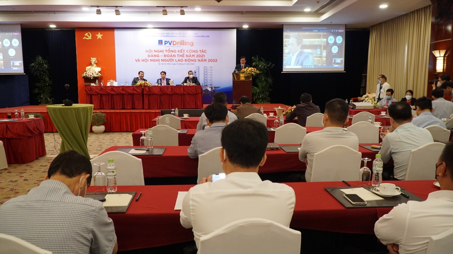 Phó Bí thư, Phó Chủ tịch HĐQT Đỗ Đức Chiến báo cáo tại Hội nghị.