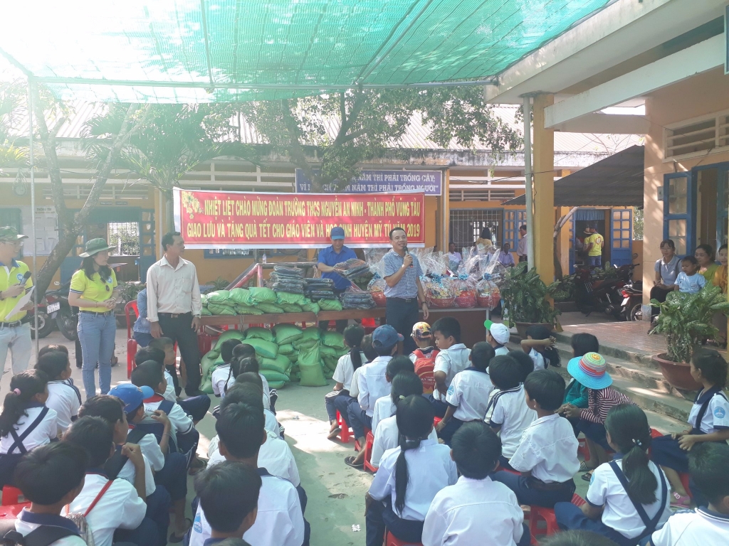 doan thanh nien ptsc long phu voi chuong trinh xuan yeu thuong 2019