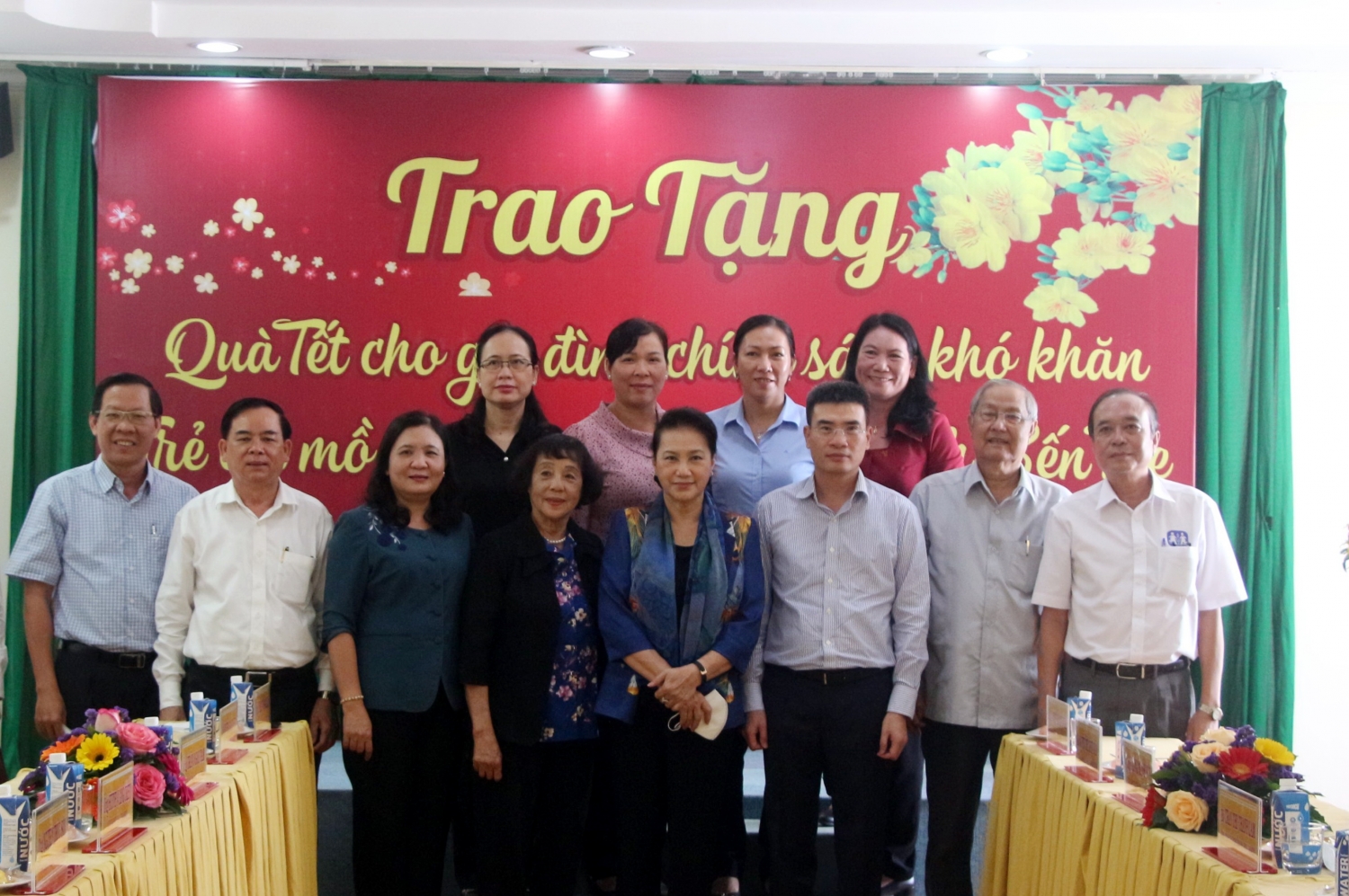 Chủ tịch Quốc hội Nguyễn Thị Kim Ngân tham dự lễ trao quà Tết tại tỉnh Bến Tre