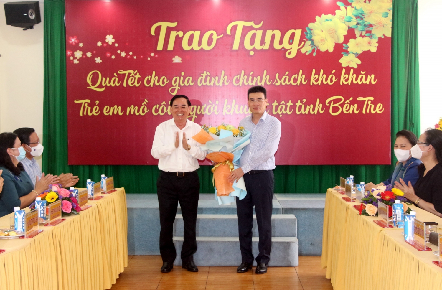 Lãnh đạo tỉnh Bến Tre tặng hoa cho Bì thư Đảng ủy- Tổng giám đốc Dương mạnh Sơn