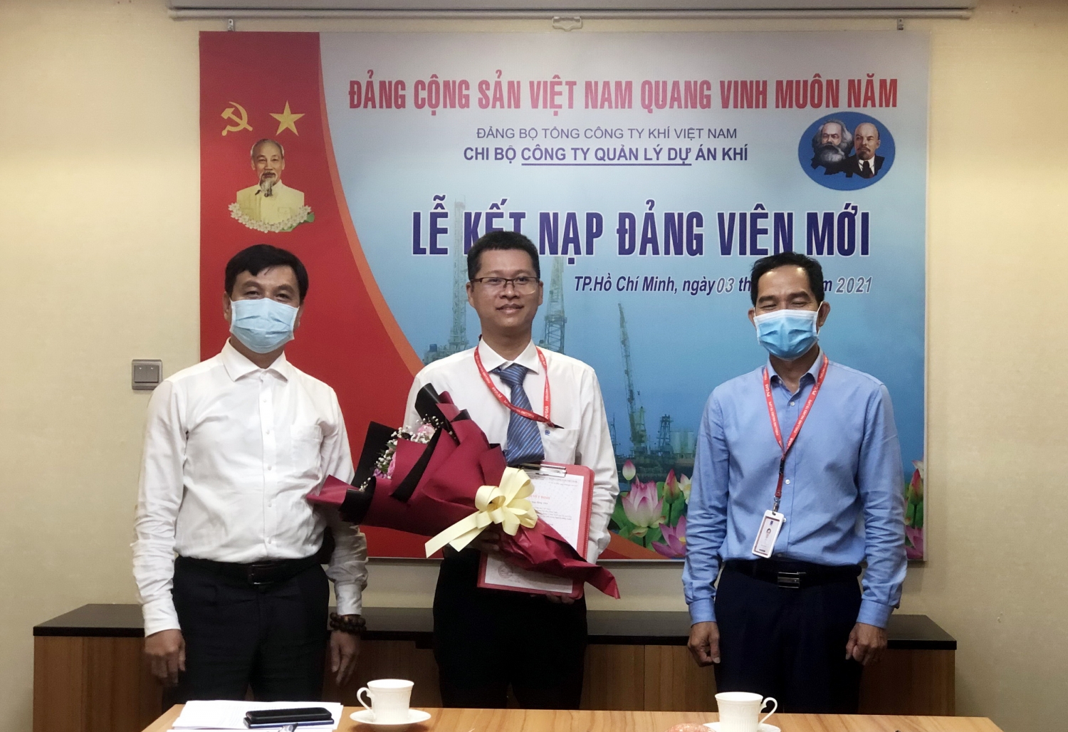 Chi bộ chúc mừng Đảng viên mới