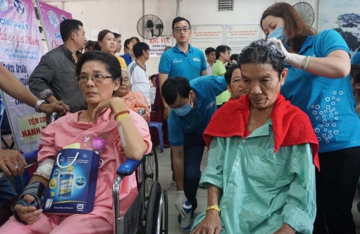 Chủ nhật “Chia sẻ yêu thương” với bệnh nhân nghèo