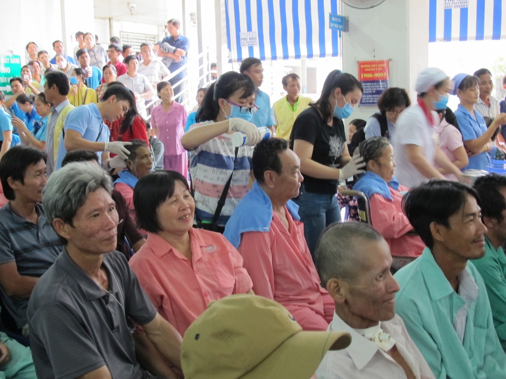 Chủ Nhật chia sẻ yêu thương: Thêm nụ cười, bớt nỗi đau cho bệnh nhân