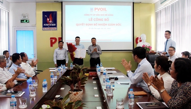 Ông Đoàn Văn Nhuộm – Tổng Giám đốc PVOIL (bên phải) và ông Lê Văn Nghĩa – Chủ tịch Hội đồng Quản trị Petromekong (bên trái) trao Quyết định bổ nhiệm Ông Đào Đình Thiêm