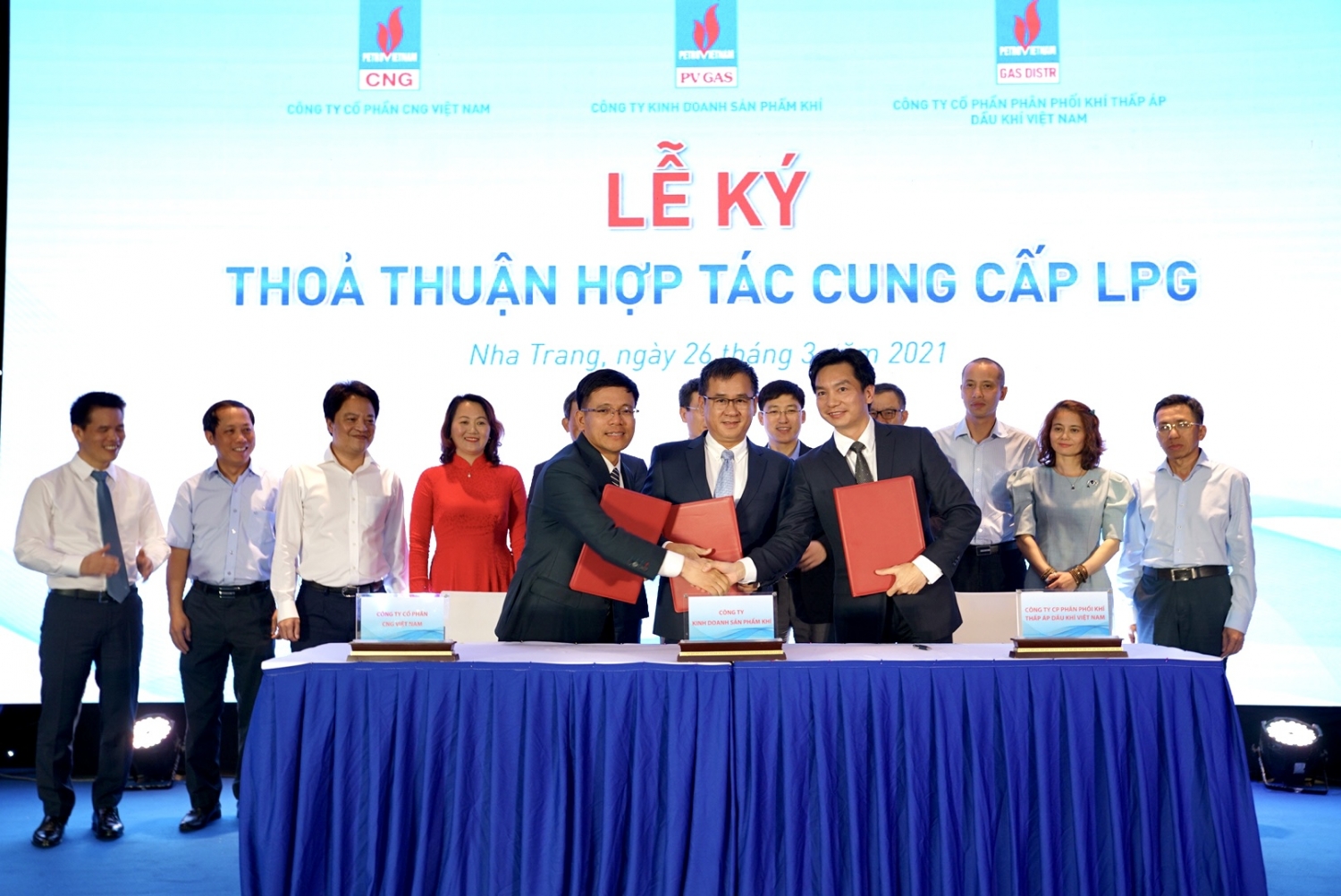 Các đơn vị ký kết thể hiện tình đoàn kết phối hợp  