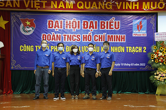 Ban Chấp hành Đoàn Thanh niên NT2 khóa IV và khóa V chụp hình lưu niệm