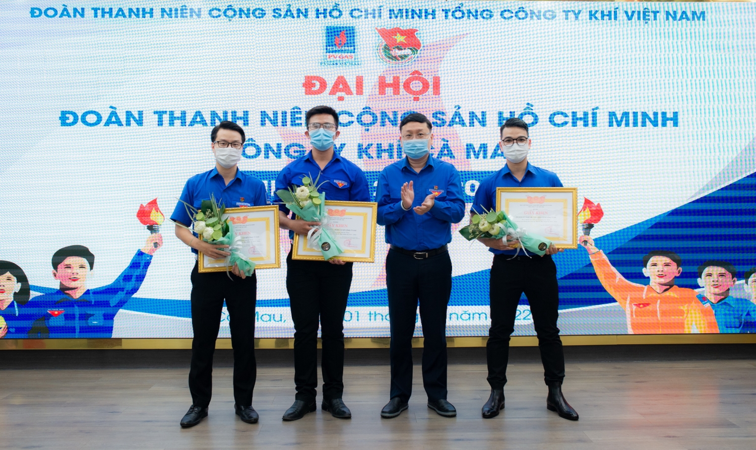 Khen thưởng các tấm gương tập thể và thanh niên tiêu biểu   