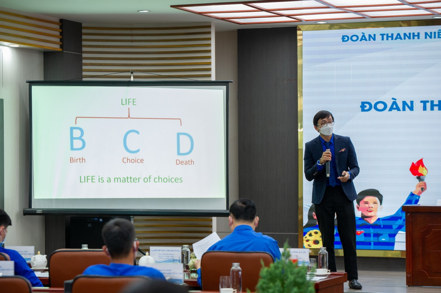  Đồng chí Trần Đức Thuận – Bí thư Đoàn Cơ sở Công ty KCM trình bày tham luận về “Con mắt đầu tư”