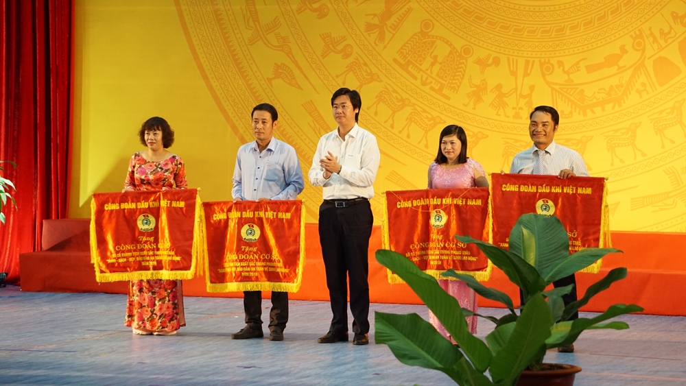 cd dkvn phat dong thang cong nhan va tuyen duong nguoi lao dong tieu bieu