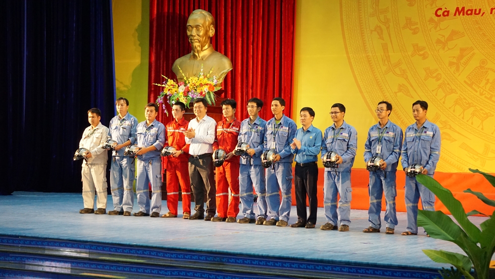 cd dkvn phat dong thang cong nhan va tuyen duong nguoi lao dong tieu bieu