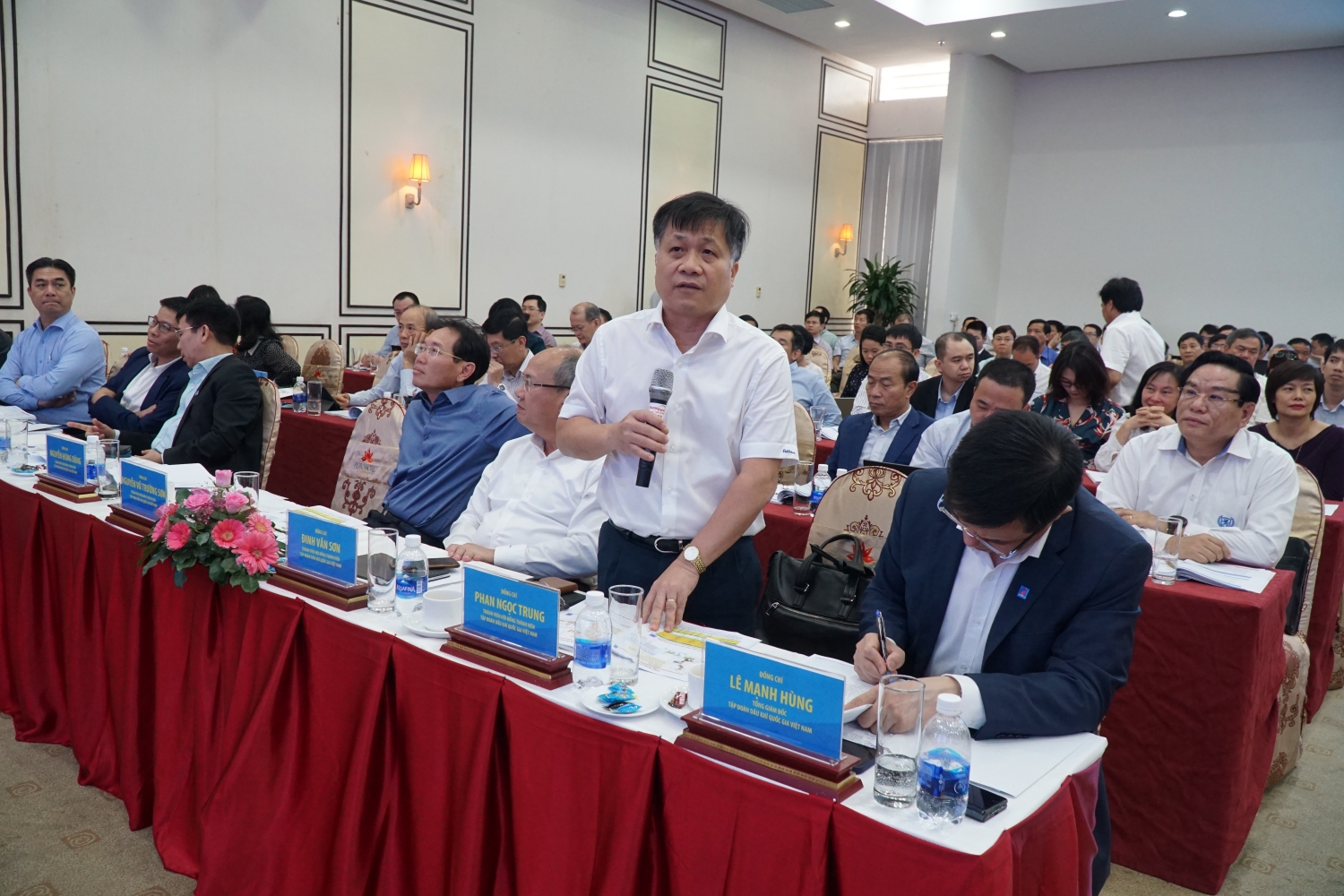 đồng chí Phan Ngọc Trung - Thành viên HĐTV Petrovietnam đóng góp ý kiến thảo luận 