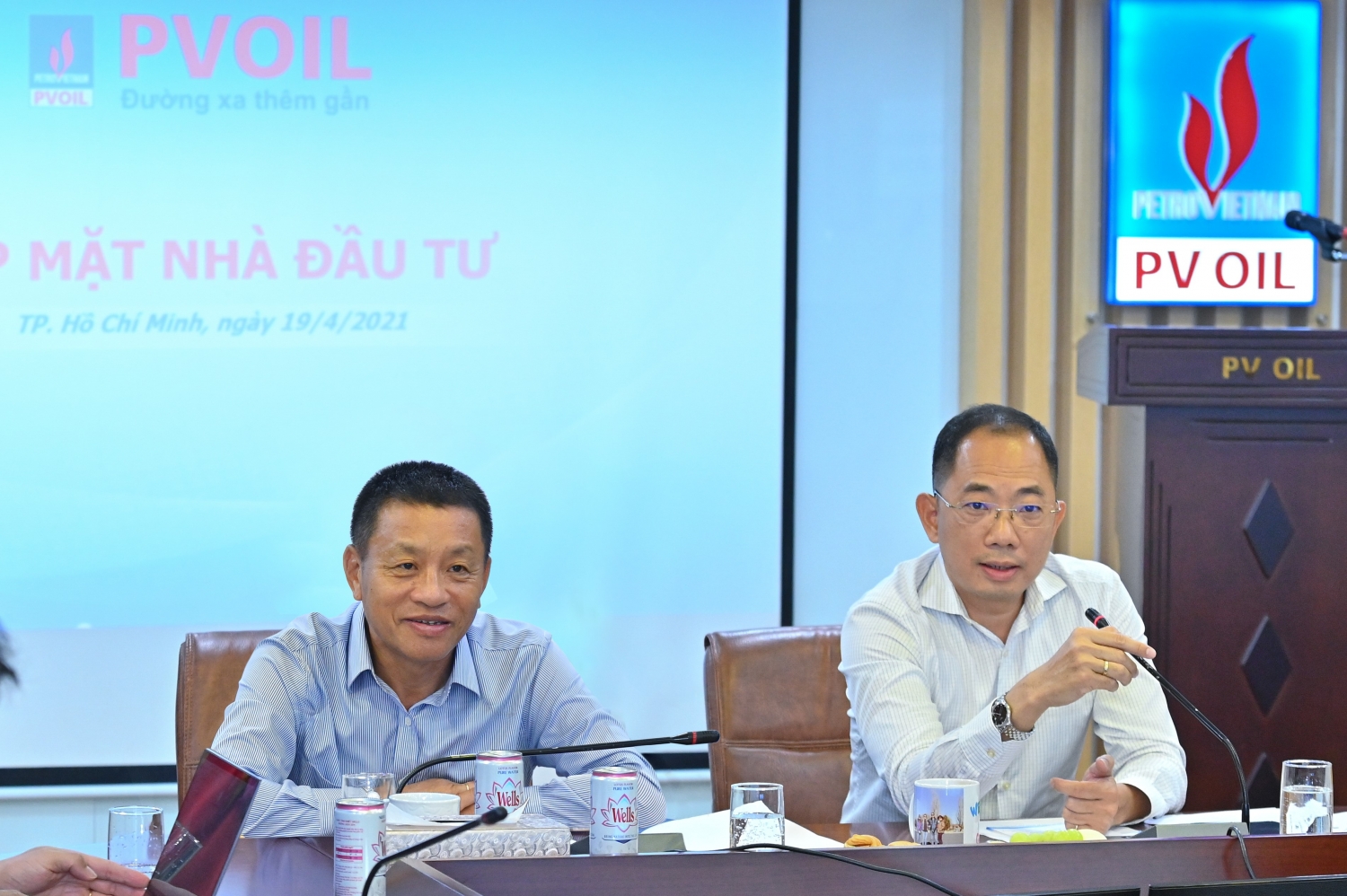 Lãnh đạo PVOIL trao đổi, chia sẻ thông tin với các cổ đông lớn và nhà đầu tư