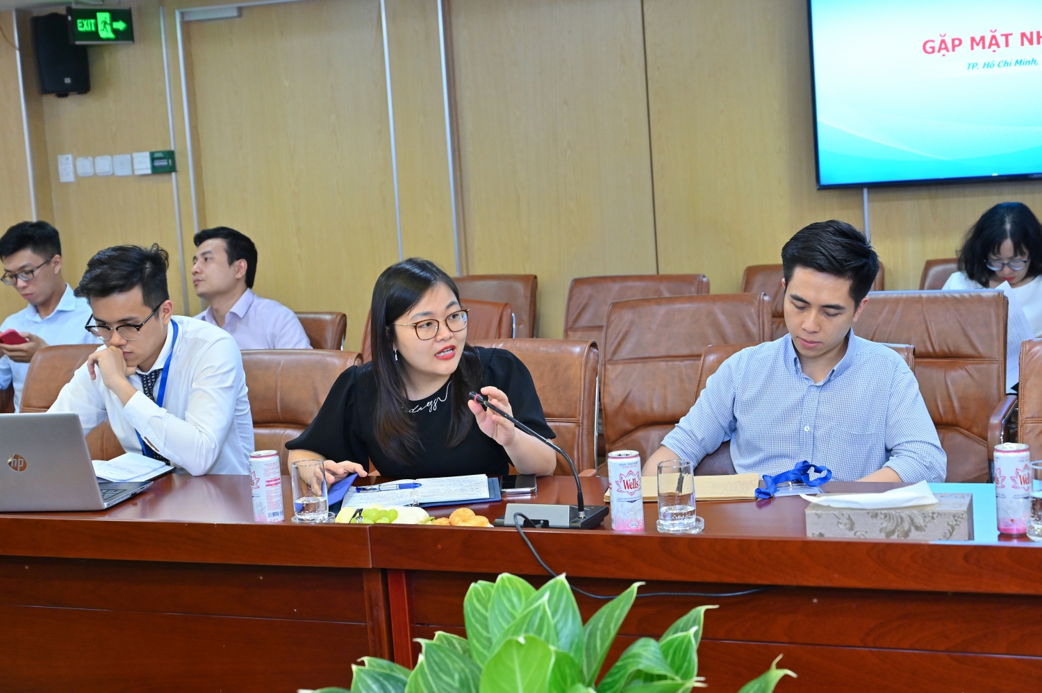 Đại diện nhà đầu tư đặt câu hỏi với Lãnh đạo PVOIL