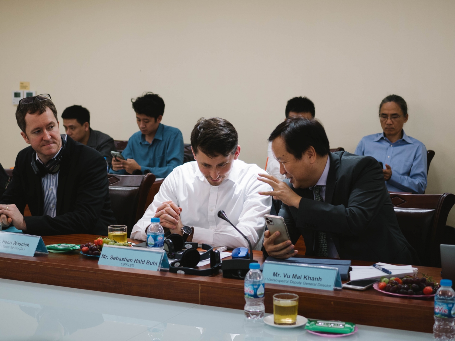 Khách mời trao đổi tại Hội thảo