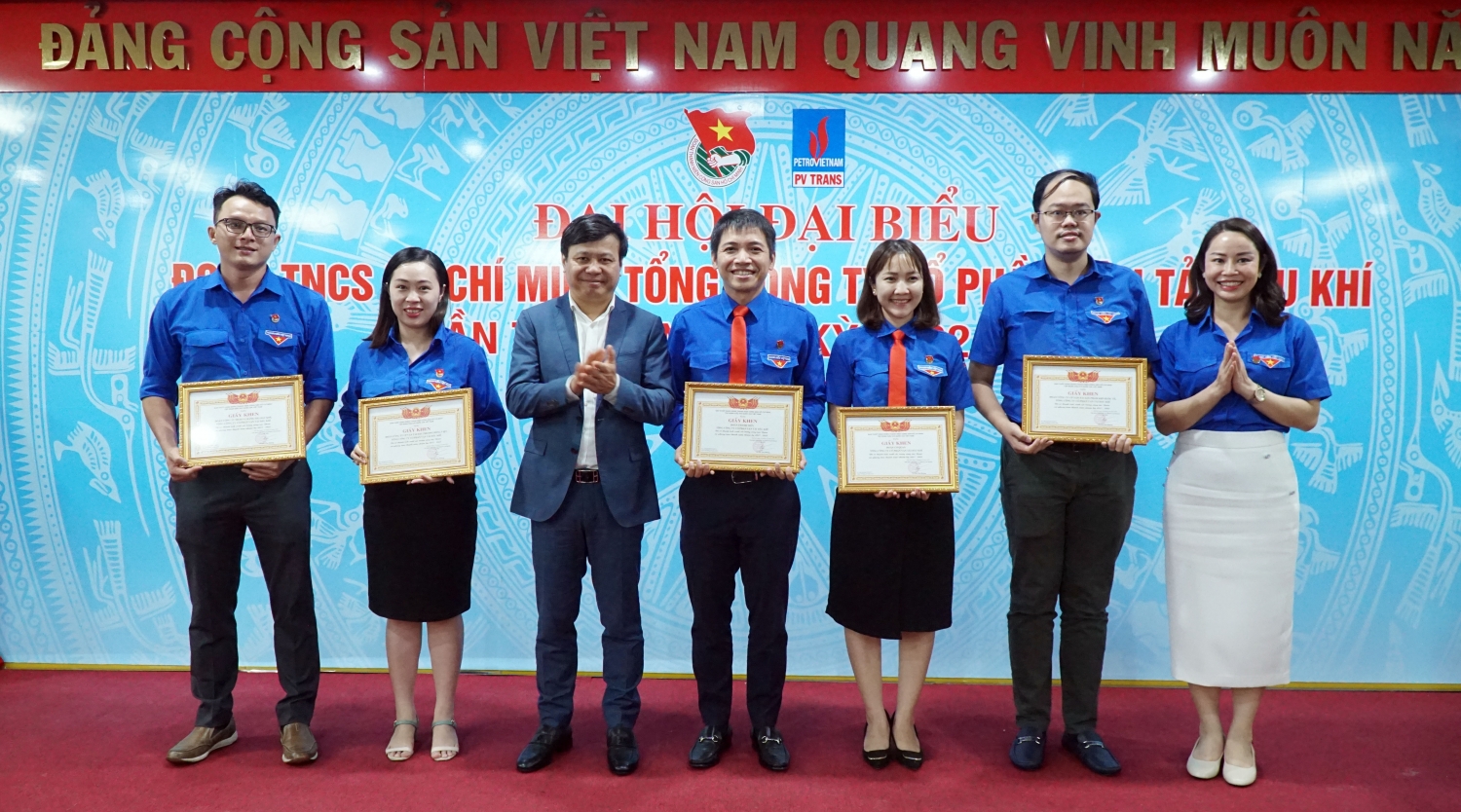 Trao bằng khen của Đoàn Thanh niên Tâp đoàn cho các Tập thể của PVTrans