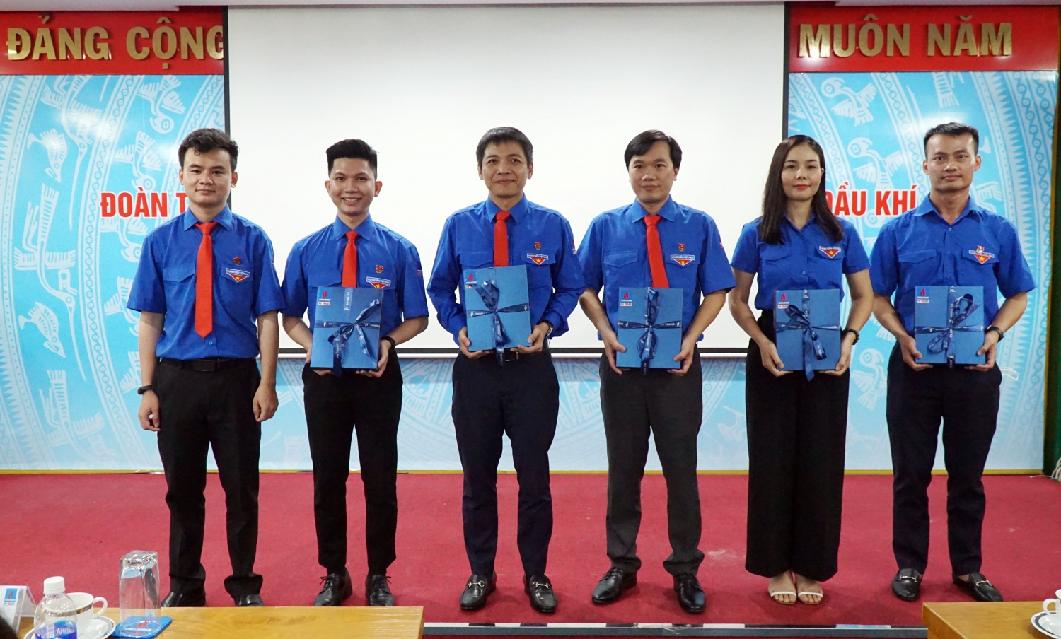 Tặng quà tri ân những đóng góp của Ban chấp hành nhiệm kỳ 2017 - 2022