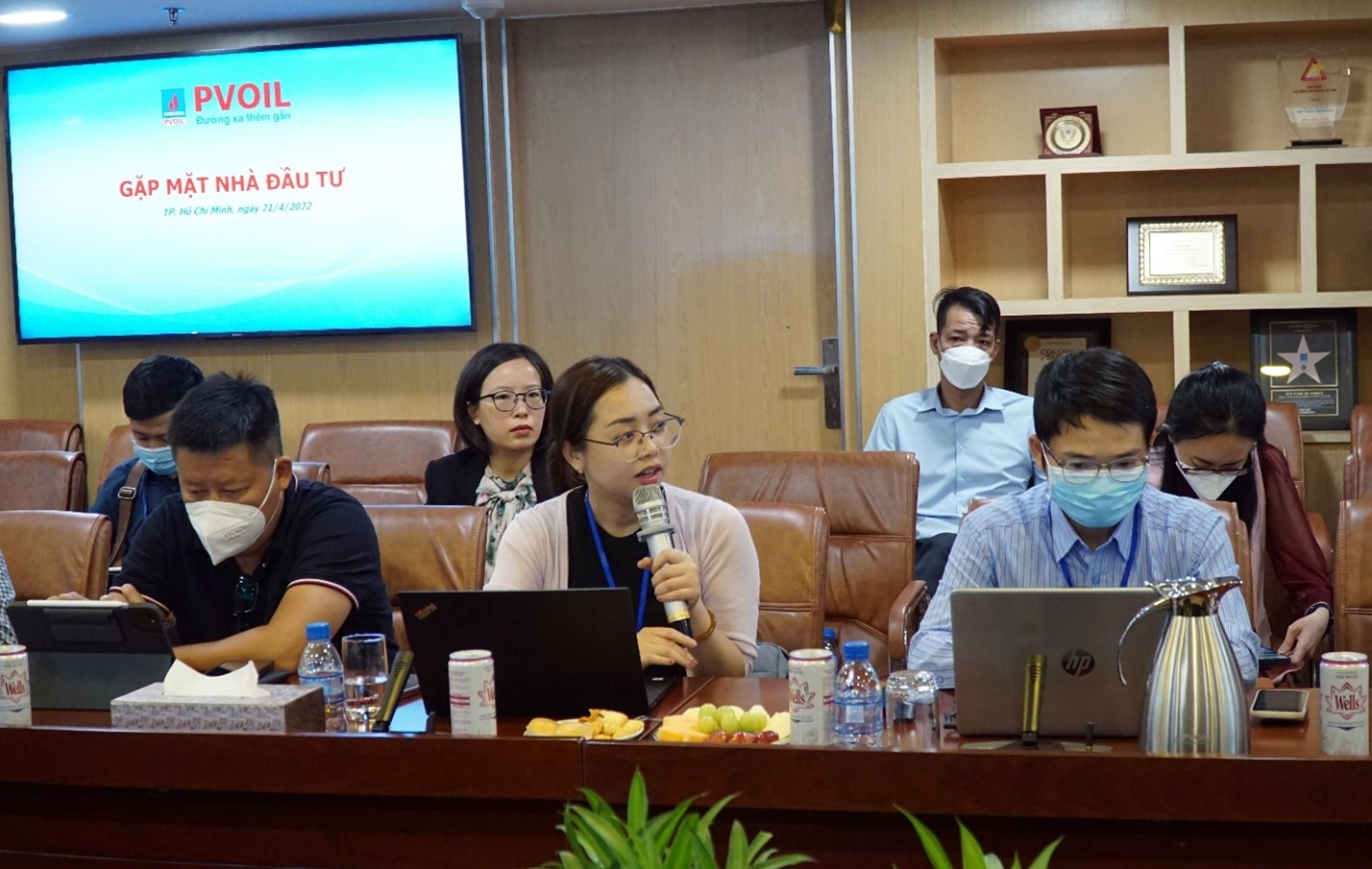 Nhà đầu tư đặt câuĐại diện các cổ đông, nhà đầu tư đặt câu hỏi, thảo luận tại buổi gặp mặt